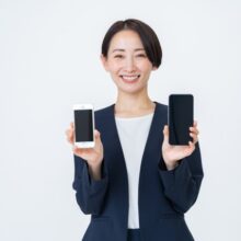 携帯を持つ女性