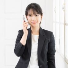 スマホを使う若い女性2